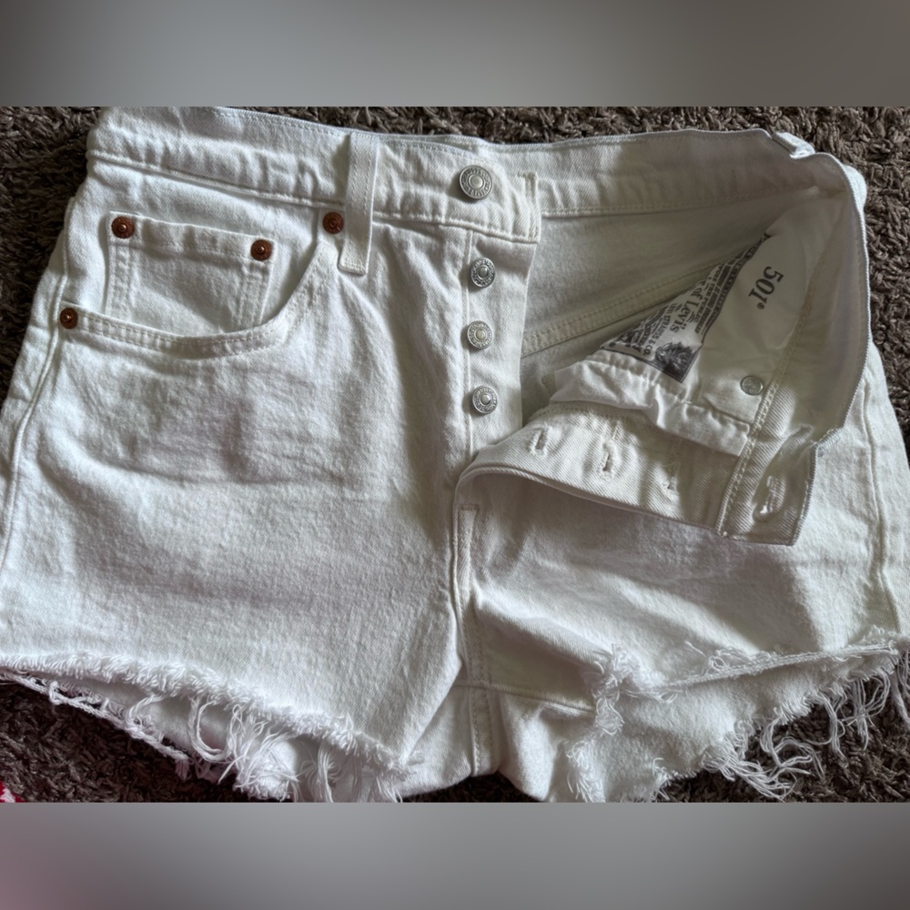 🤍🪽🪩White Levi 501s women’s size 26 shorts🪩🪽🤍